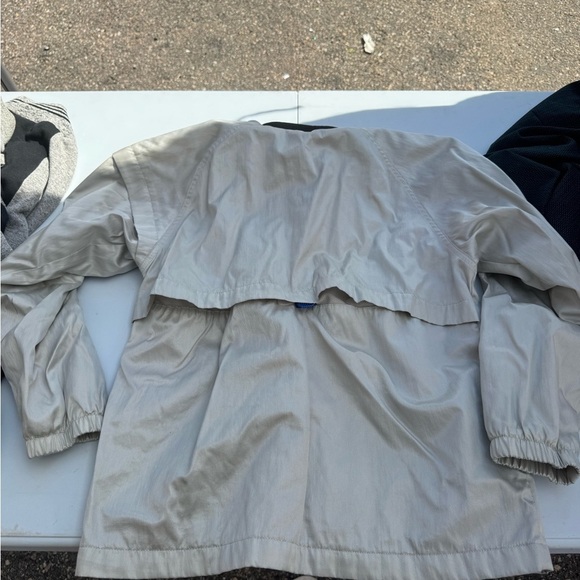 Nike Men's Silver Windbreaker Jacket - Picture 2 of 3